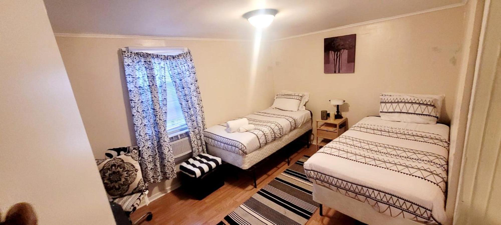 Room In Guest Room - Black-White Rm By Yale U New Haven Kültér fotó