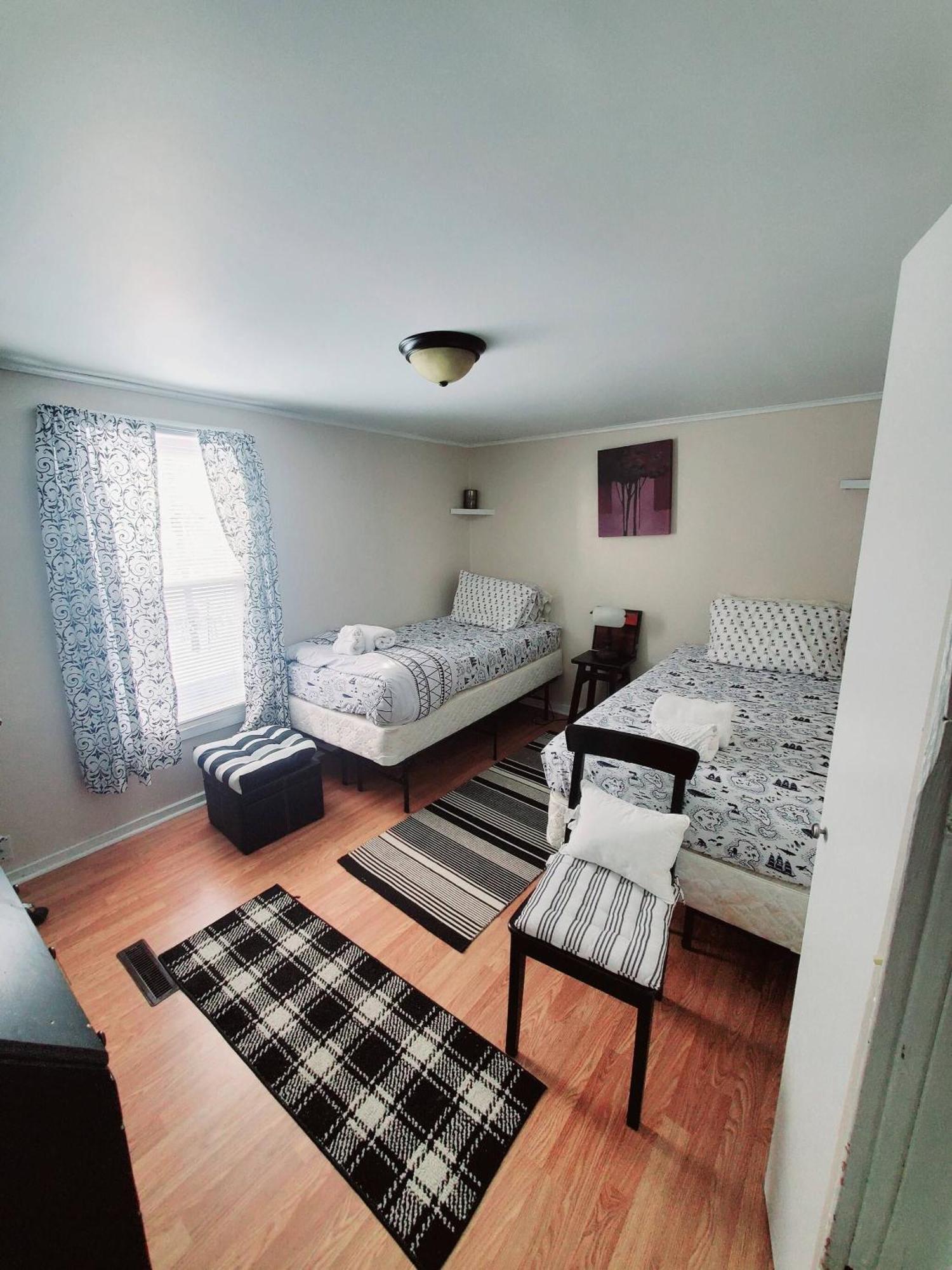 Room In Guest Room - Black-White Rm By Yale U New Haven Kültér fotó